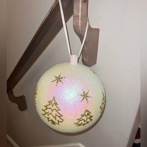 3️⃣2️⃣ BRAND NEW! Beautiful two large Christmas decorations.